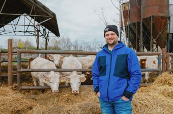 Pred rokom začal chovať kravy, teraz žije v neistote