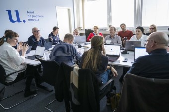 Rada nedokáže prijímať rozhodnutia, dotácie meškajú, komisie čaká ďalší odliv členov