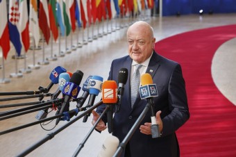 Nový rakúsky kancelár v detstve miništroval, inak však vysiela aj protikresťanské signály