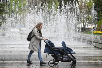 Prečo sa nielen na Slovensku rodí najmenej detí. Zdá sa, že na vine sú mobily