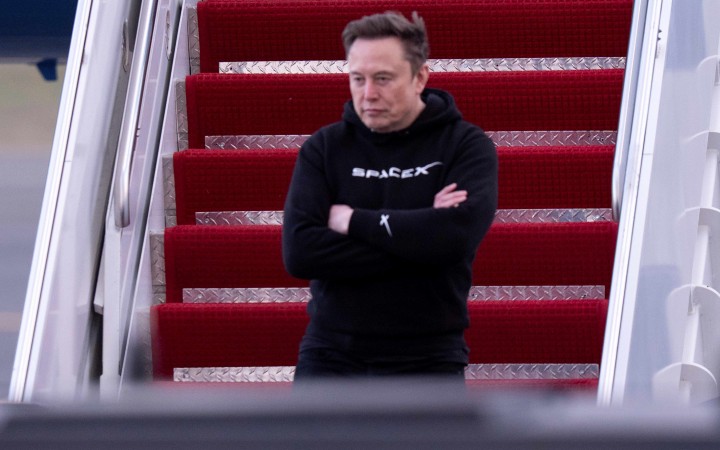 Navarro je hlúpejší než vrece tehál, vyhlásil Musk. Rozpadne sa Trumpova koalícia?