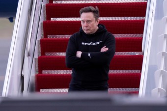 Navarro je hlúpejší než vrece tehál, vyhlásil Musk. Rozpadne sa Trumpova koalícia?