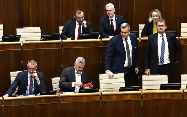 Novelu sprevádzali zmeny na poslednú chvíľu. Časť mimovládok bude musieť vykazovať menej než teraz