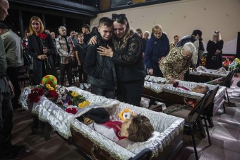 Ukrajinci pochovali mladú rodinu, ktorú Rusi zasiahli balistickou strelou
