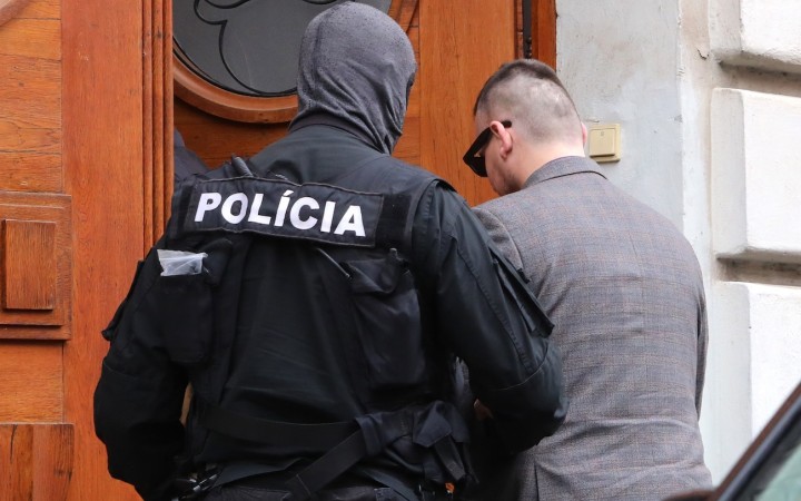 Sudca rozhodne o väzbe pre obvineného cez víkend, advokát Lindtner odišiel bez komentára