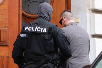 Sudca rozhodne o väzbe pre obvineného cez víkend, advokát Lindtner odišiel bez komentára