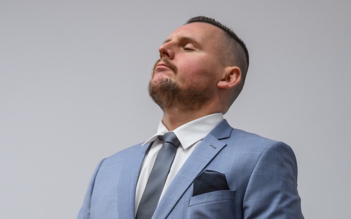 Súd nevzal obvineného extrémistu do väzby. Úrad vlády kritizuje vyšetrovateľov a prokurátorov