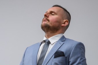 Súd nevzal obvineného extrémistu do väzby. Úrad vlády kritizuje vyšetrovateľov a prokurátorov
