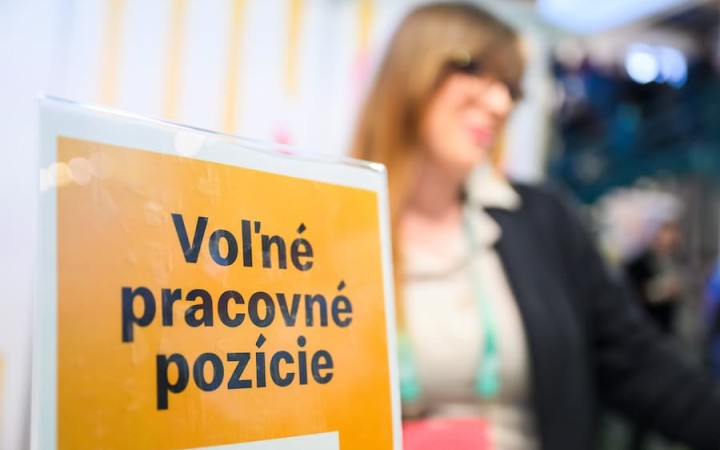 Firmy však nevedia nájsť ľudí a zamestnávajú aj cudzincov. Voľných je až stotisíc miest