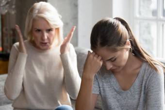 Matka mi ničí manželstvo. Kritizuje moju domácnosť a presviedča ma, že môj muž toho nerobí dosť