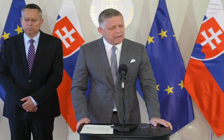 Transakčná daň je nezrušiteľná, Kotlár neodvolateľný, vraví premiér, ktorý chce tlačovku každú nedeľu