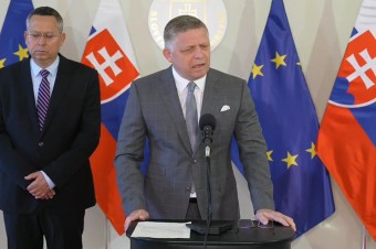 Transakčná daň je nezrušiteľná, Kotlár neodvolateľný, vraví premiér, ktorý chce tlačovku každú nedeľu