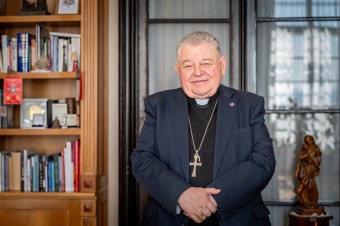 Kardináli sa nesmú v izbách navštevovať, jeden sa popálil na dymovnici