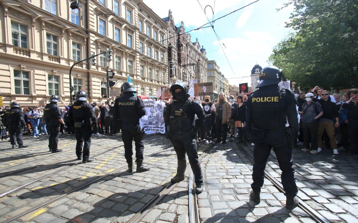 Polícia namiesto ústavného práva na zhromažďovanie ochránila blokádu anarchistov, tvrdí právnik