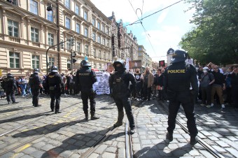 Polícia namiesto ústavného práva na zhromažďovanie ochránila blokádu anarchistov, tvrdí právnik