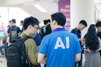 Umelá inteligencia neohrozuje „rutinné“ zamestnania sekretárok, ale programátorov či autorov textov