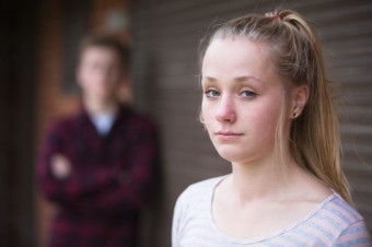 Šestnásťročná dcéra má 28-ročného priateľa. Veľmi sme sa pohádali, má zmysel jej to zakazovať?