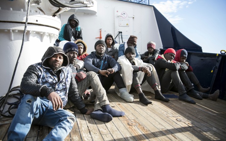 Pri líbyjskom pobreží sa potopila loď s migrantmi, približne 150 je nezvestných 