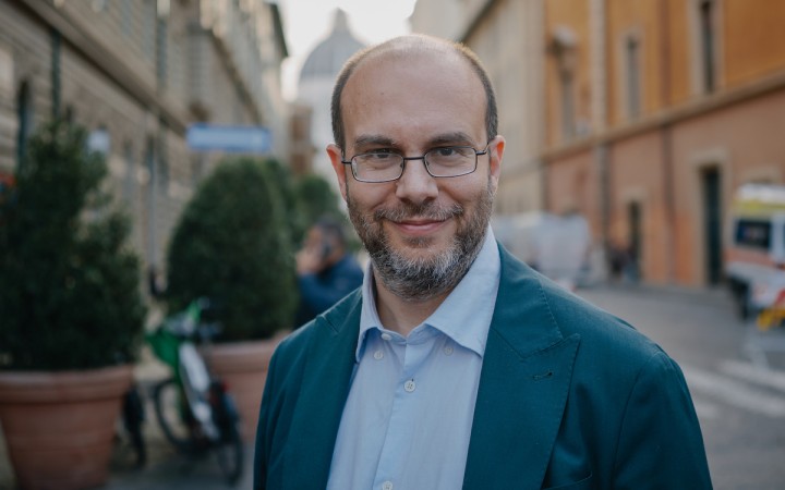 Na konkláve sa všetko rýchlo mení. Nevydarený vtip pri obede môže stáť aj 30 hlasov
