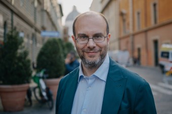 Na konkláve sa všetko rýchlo mení. Nevydarený vtip pri obede môže stáť aj 30 hlasov