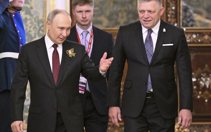 Fico stál pri kladení vencov za Putinom, večer mu sľúbil slovenské veto zákazu ruských zdrojov
