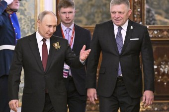 Fico stál pri kladení vencov za Putinom, večer mu sľúbil slovenské veto zákazu ruských zdrojov