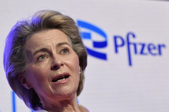 Eurokomisia pochybila, keď odmietla zverejniť správy medzi von der Leyenovou a šéfom Pfizeru