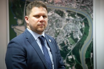 Zamestnanec jeho úradu sa dopustil podvodu. Na svoje účty si poslal 2,7 milióna