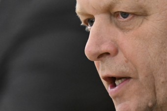 Hovorí o jednej politickej strane, ďalej podporuje Kotlára a nepozná Bombica, s ktorým diskutoval