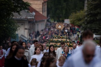 Trojdňové podujatie vyvrcholilo omšou na námestí. V procesii kráčali ulicami mesta tisícky ľudí