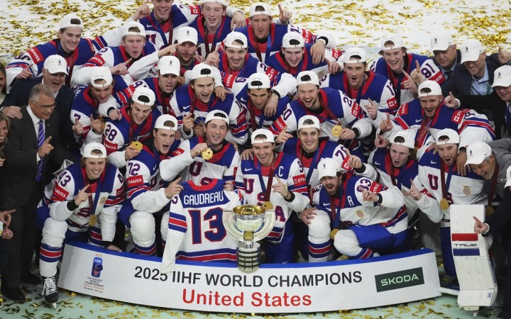 Američania vyhrali hokejový šampionát, vo finále tesne porazili Švajčiarov. Bronz berú Švédi
