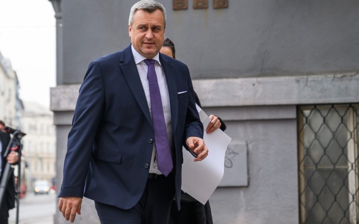 Zrušenie transakčnej dane však pretláča naďalej a pripúšťa, že mu pomôže aj opozícia
