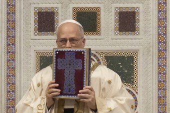 Vymenúva a potvrdzuje biskupov, nik ho nemôže súdiť a katolíci sú povinní zachovávať jeho učenie