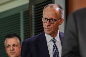 Merz nasadil drsnejší tón, mieri však viac na Orbánov zákaz dúhového pochodu ako na Fica