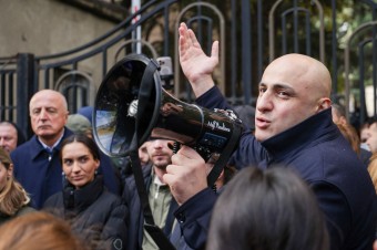 V Gruzínsku zadržali vodcu opozície Niku Meliu, policajti použili násilie
