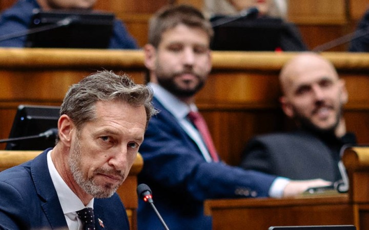 Ľavá strana skúša svoju overenú stratégiu, ale konzervatívci pri ústave nesmú cuknúť