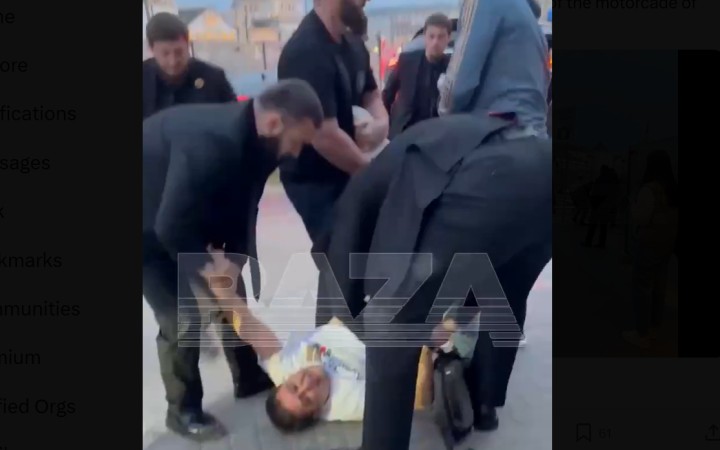 Čečenci ho pred stovkami ľudí strčili do kufra a odvliekli. Čečenské úrady tvrdia, že nejde o únos, ale zatknutie