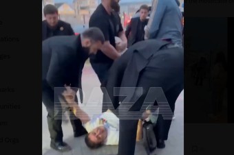 Čečenci ho pred stovkami ľudí strčili do kufra a odvliekli. Čečenské úrady tvrdia, že nejde o únos, ale zatknutie
