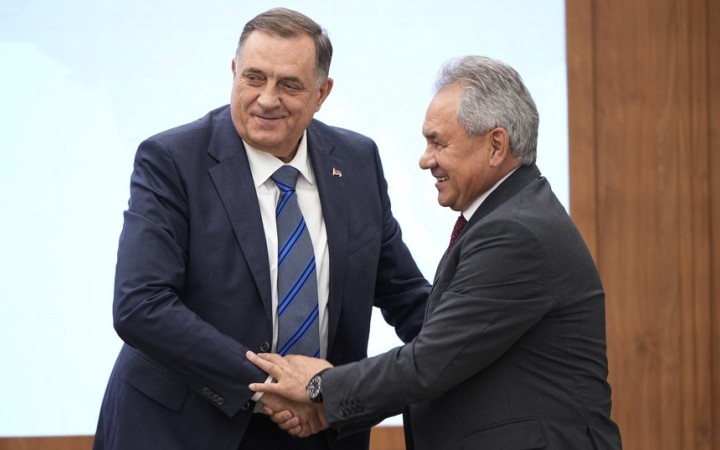 Po vydaní zatykača na vodcu bosnianskych Srbov