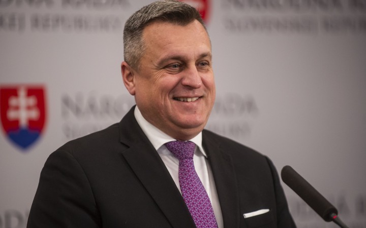 Dankovi stačilo 51 poslancov. Pomohol mu zmätok v opozícii
