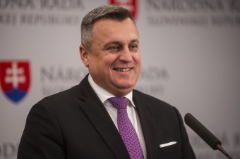 Dankovi stačilo 51 poslancov. Pomohol mu zmätok v opozícii