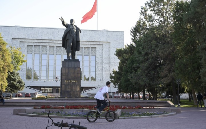 Z kirgizského mesta Oš odstránili najvyššiu sochu Lenina v strednej Ázii