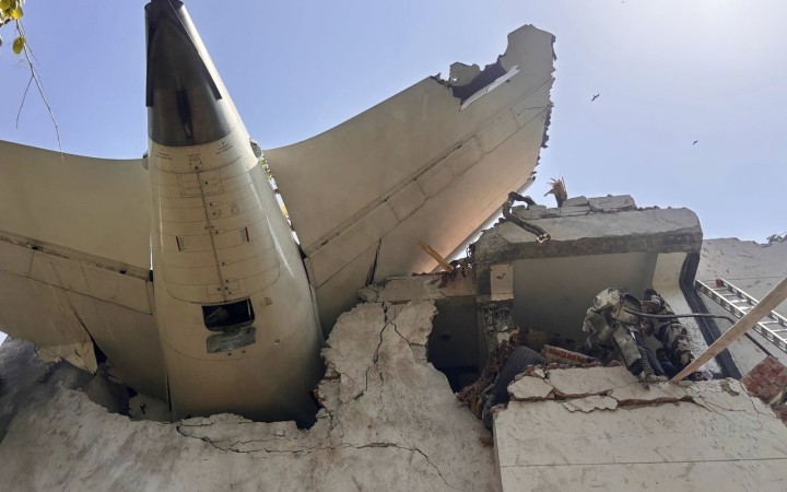 Boeing smerujúci do Londýna sa zrútil na študentský internát