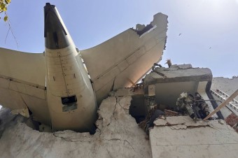 Boeing smerujúci do Londýna sa zrútil na študentský internát