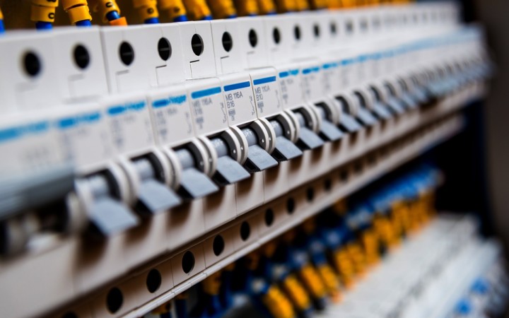 Odberatelia elektriny na strednom Slovensku môžu ušetriť stovky eur ročne. O čo treba do konca júna požiadať?