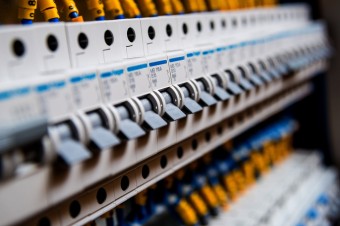 Odberatelia elektriny na strednom Slovensku môžu ušetriť stovky eur ročne. O čo treba do konca júna požiadať?