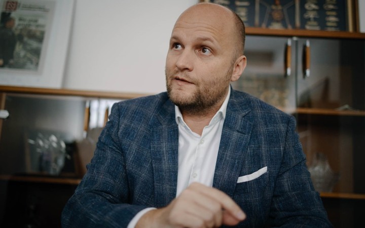 Európska prokuratúra vyšetruje podozrenia zo sprenevery za 7,4 milióna, zadržali aj úradníkov rezortu obrany