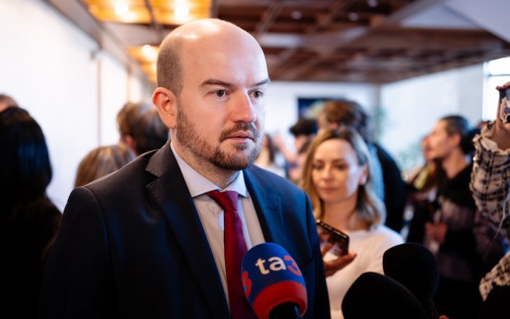 Získal aj hlasy koaličných poslancov. Smer ho nepodporil, lebo im lezie na nervy