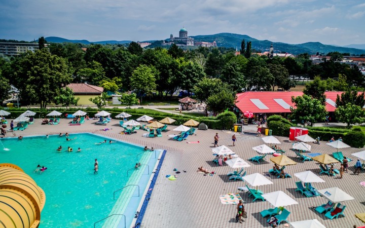 Smrteľná slzovičkovka, ktorá zabila chlapca, medzi nimi nie je, tvrdí kúpalisko. Hygienici bazény zatiaľ neotvorili