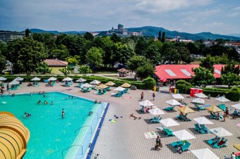 Smrteľná slzovičkovka, ktorá zabila chlapca, medzi nimi nie je, tvrdí kúpalisko. Hygienici bazény zatiaľ neotvorili